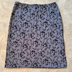 Vintage gray elastic waist skirt w/black velvet flower motif. Juniors size med.